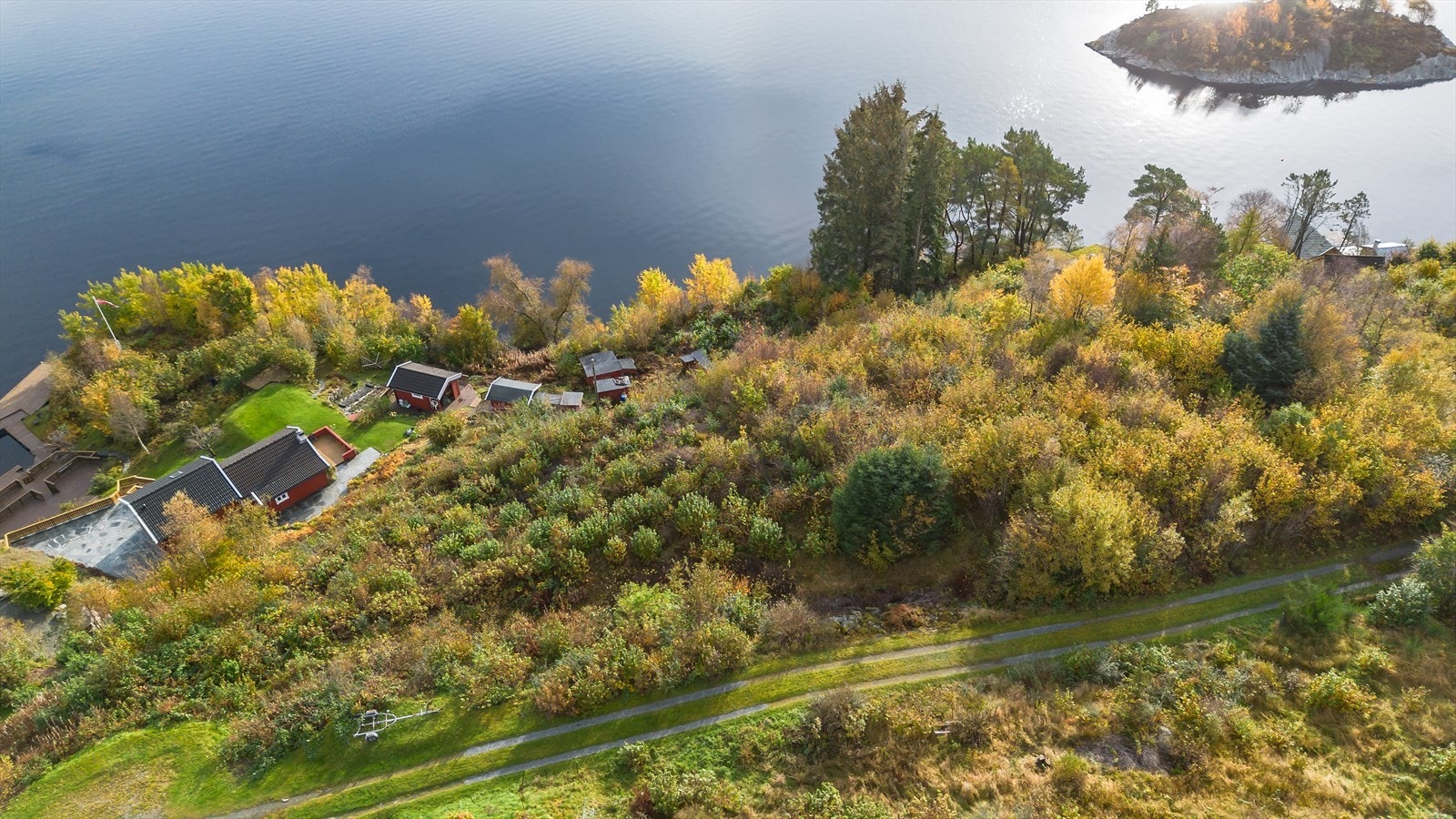 Området rundt Viksefjorden byr på flotte naturopplevelser, med turstier og muligheter for båtliv. Galleribilde