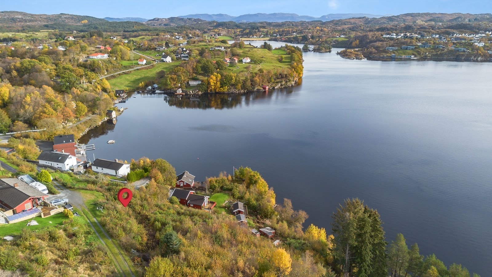 Dette er stedet for deg som ønsker å bo i naturskjønne omgivelser, samtidig som du har alt du trenger innen rekkevidde. Galleribilde