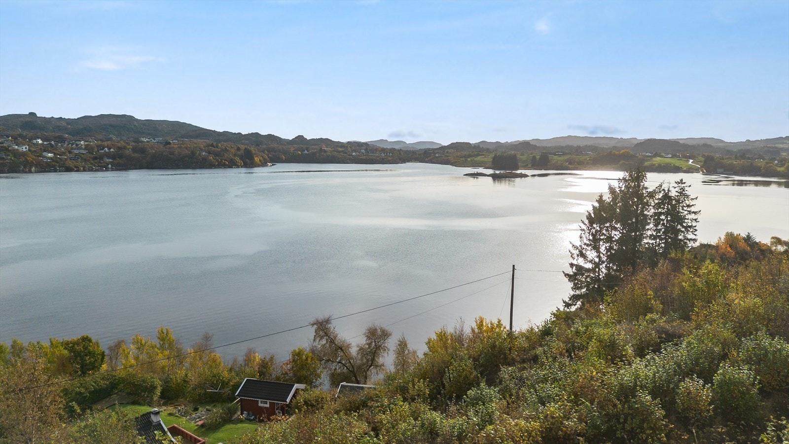 Du har kort vei til Sveio sentrum, hvor du finner butikker, skoler og andre tjenester. Haugesund ligger også innen kort kjøreavstand, noe som gir deg enkel tilgang til byens mange tilbud og arbeidsplasser. Galleribilde