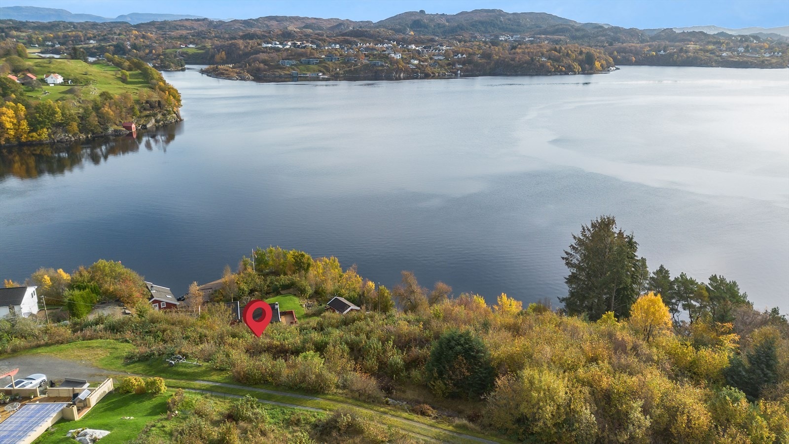 Tomten på Trones er en råtomt med nydelig utsikt over Viksefjorden. Med sine optimale solforhold er dette en ideell plassering for å bygge en bolig som kan nyte naturlig lys gjennom hele dagen. Galleribilde