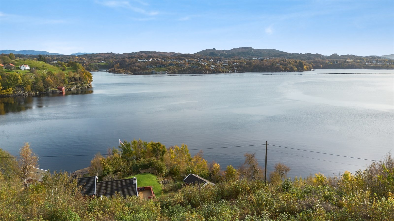 Trones ligger i det idylliske området Vikse i Sveio kommune. Beliggenheten gir deg en perfekt kombinasjon av ro og nærhet til nødvendige fasiliteter. Galleribilde