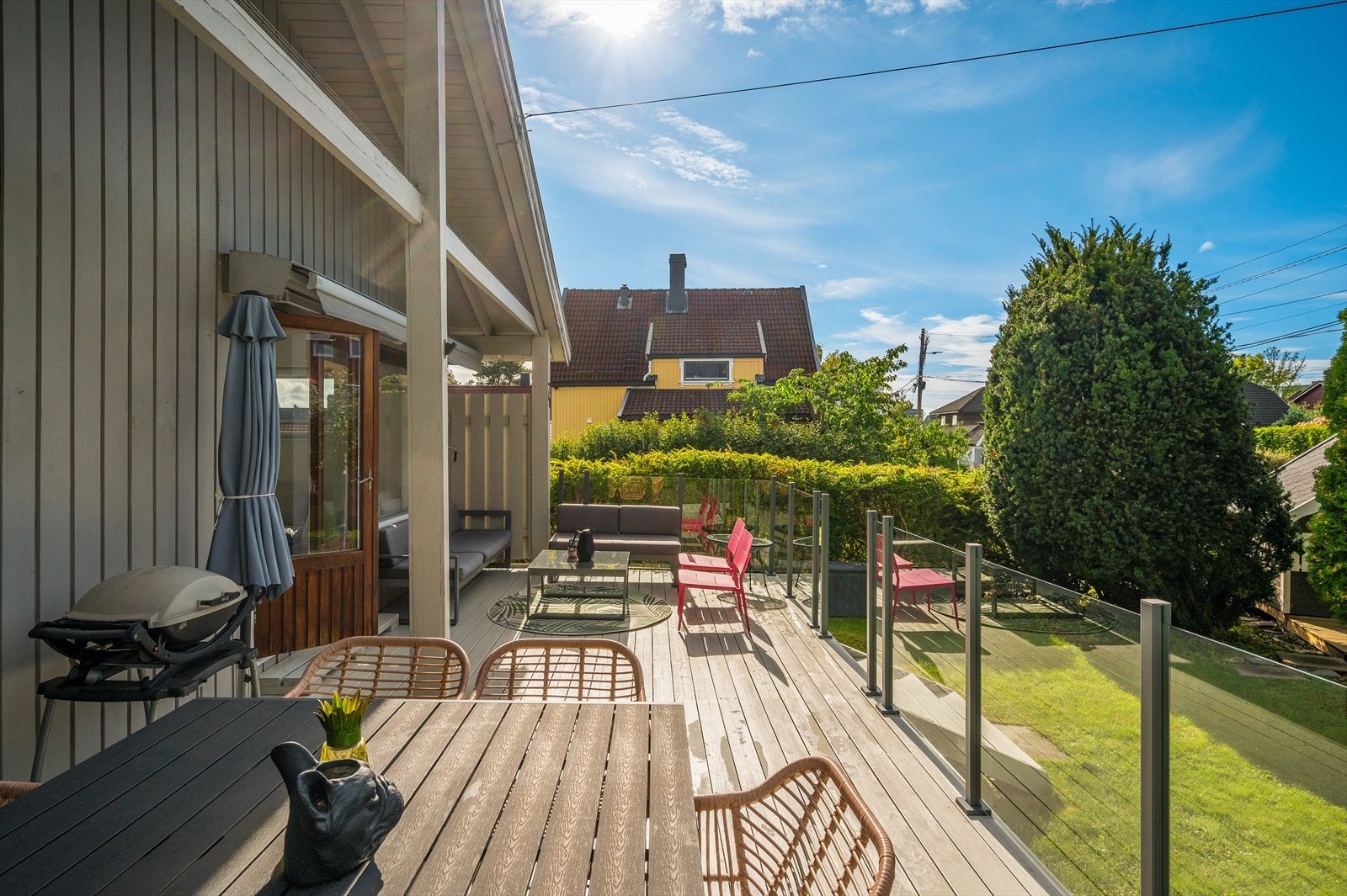 Terrassen er vestvendt og måler ca. 28 kvm, med sol fra ca. kl. 1300 og til kveld sommertid. Galleribilde