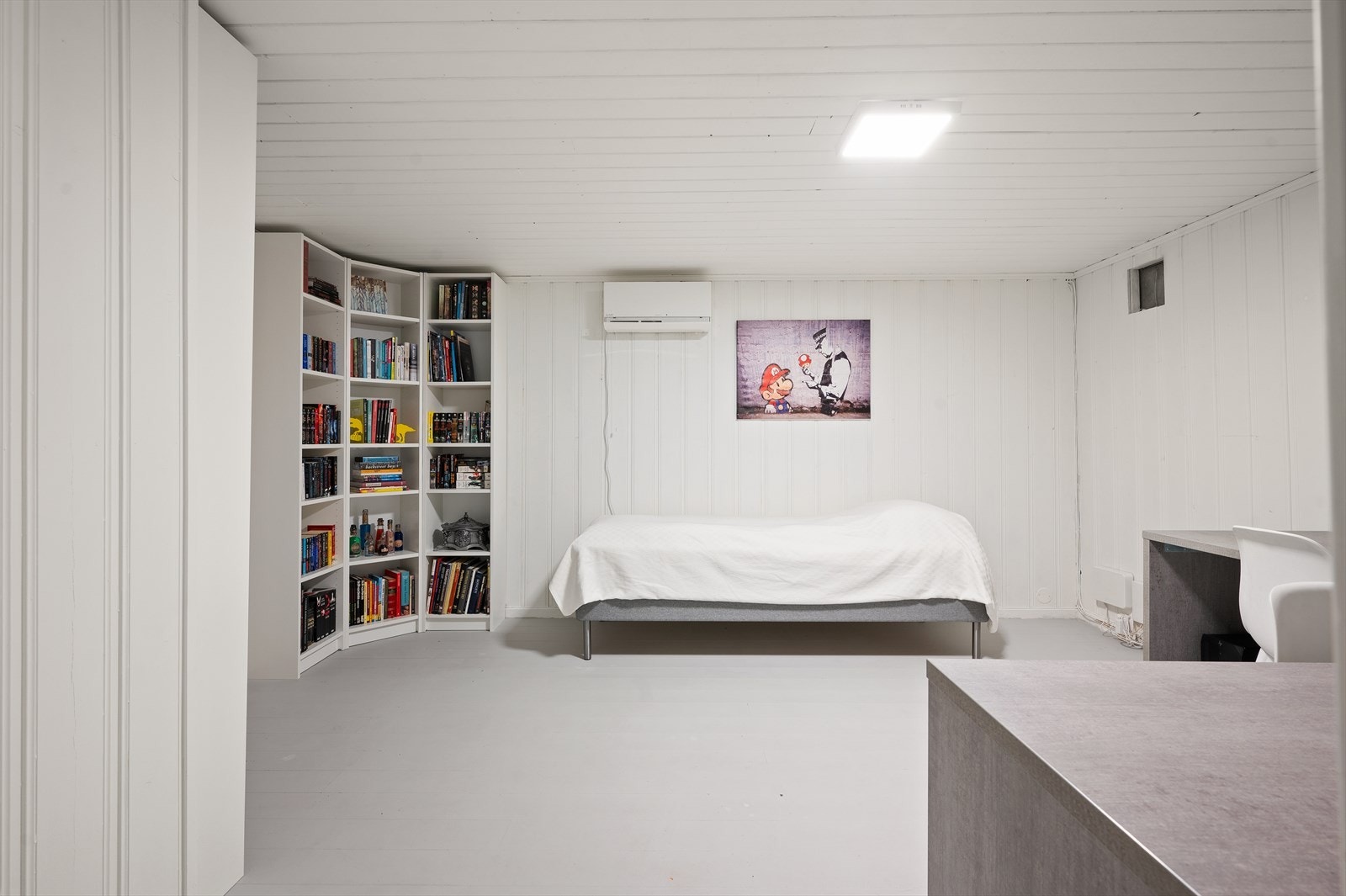 Rom i kjeller innredet som soverom og kontor (ikke godkjent til varig opphold). Galleribilde
