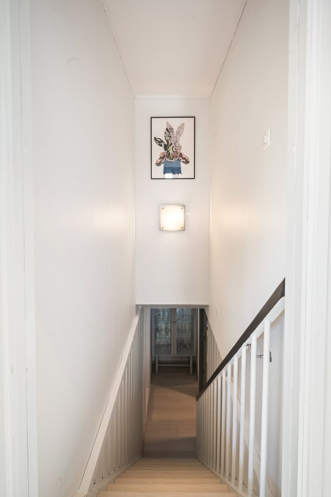 Trappeløp ned til kjelleretasje. Galleribilde
