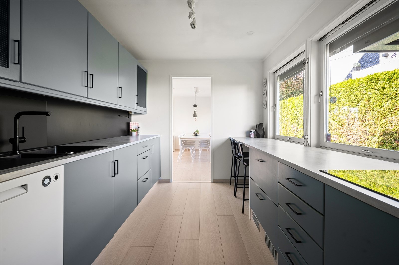 Kjøkkenet er utstyrt med integrert platetopp, stekeovn og kjøleskuffer, og det er gode arbeidsflater og en barløsning som er perfekt for uformelle frokoster. Galleribilde