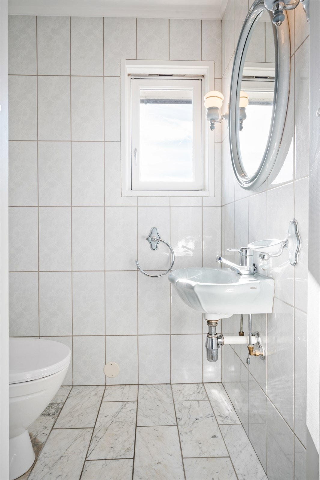 Separat WC-rom i 1.etasje gir god fleksibilitet i hverdagen. Galleribilde
