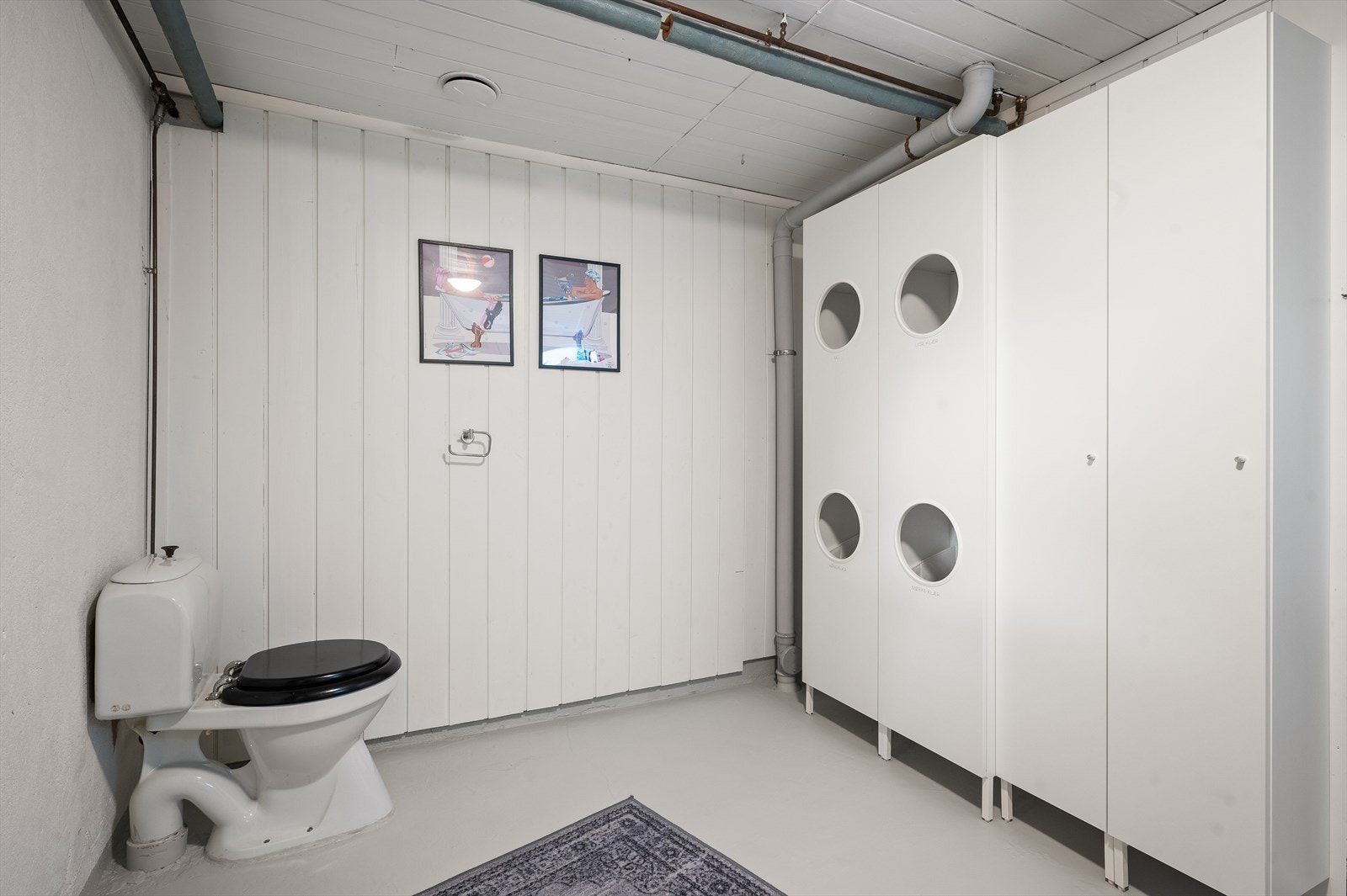 Separat WC i kjeller med himling av malte plater, flislagte vegger og gulv med fliser, samt elektrisk gulvvarme. Galleribilde