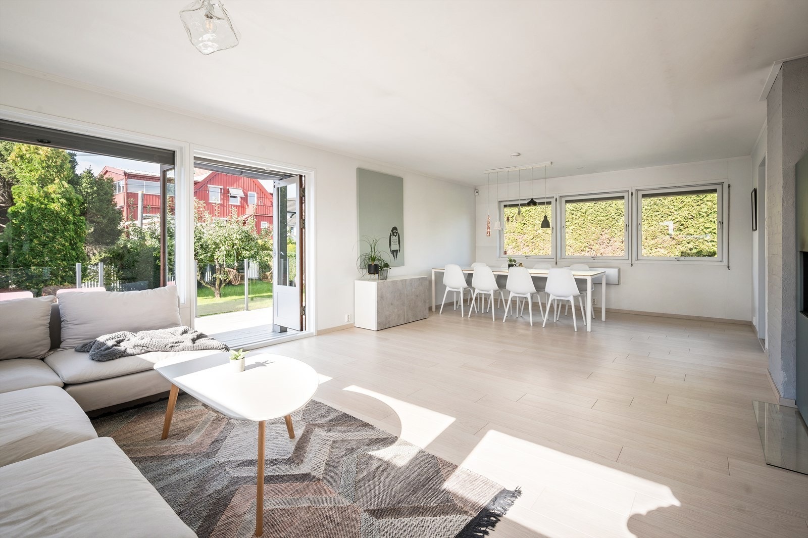 Helsparklede/malte vegger og tak gir en lys og moderne atmosfære i stuen. Galleribilde