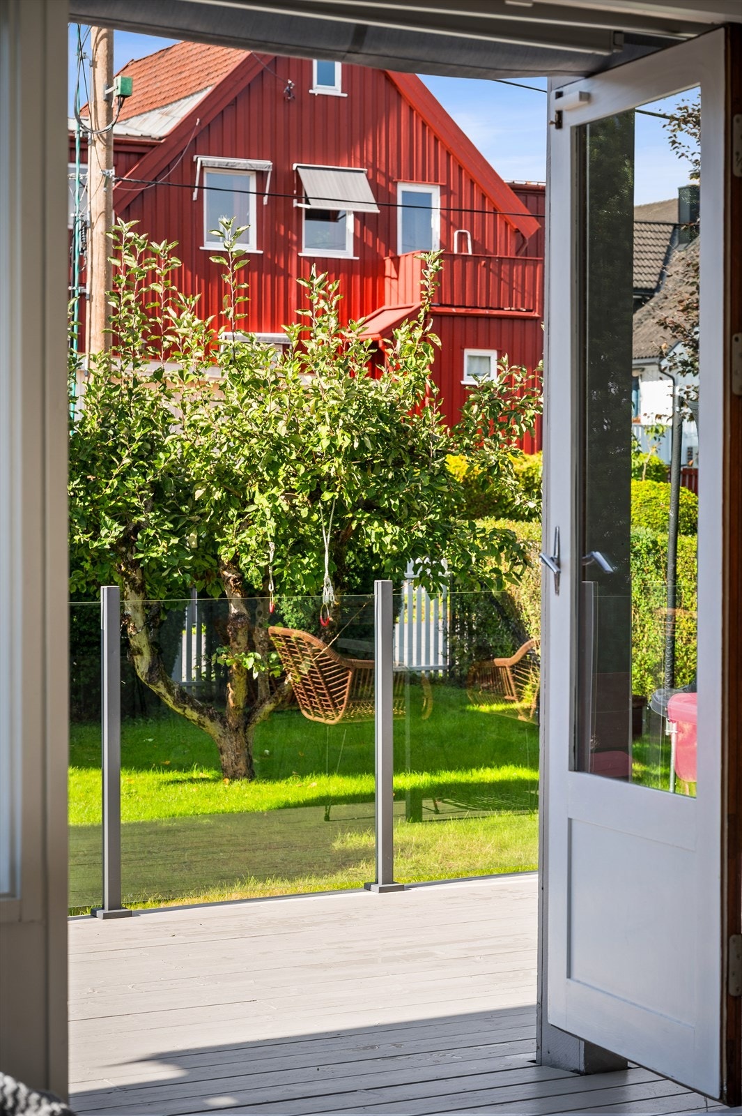 Utgang til terrasse og hage. Galleribilde