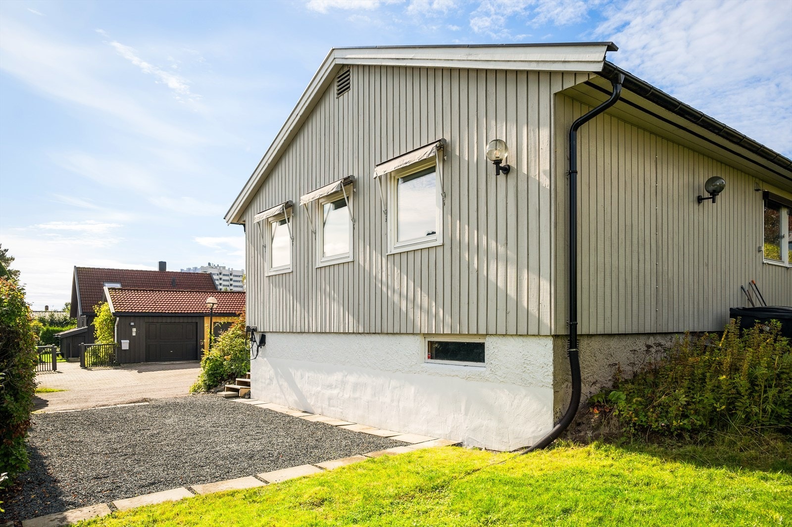 Det er opparbeidet biloppstillingsplass rett utenfor huset med lader til EL-bil. Galleribilde