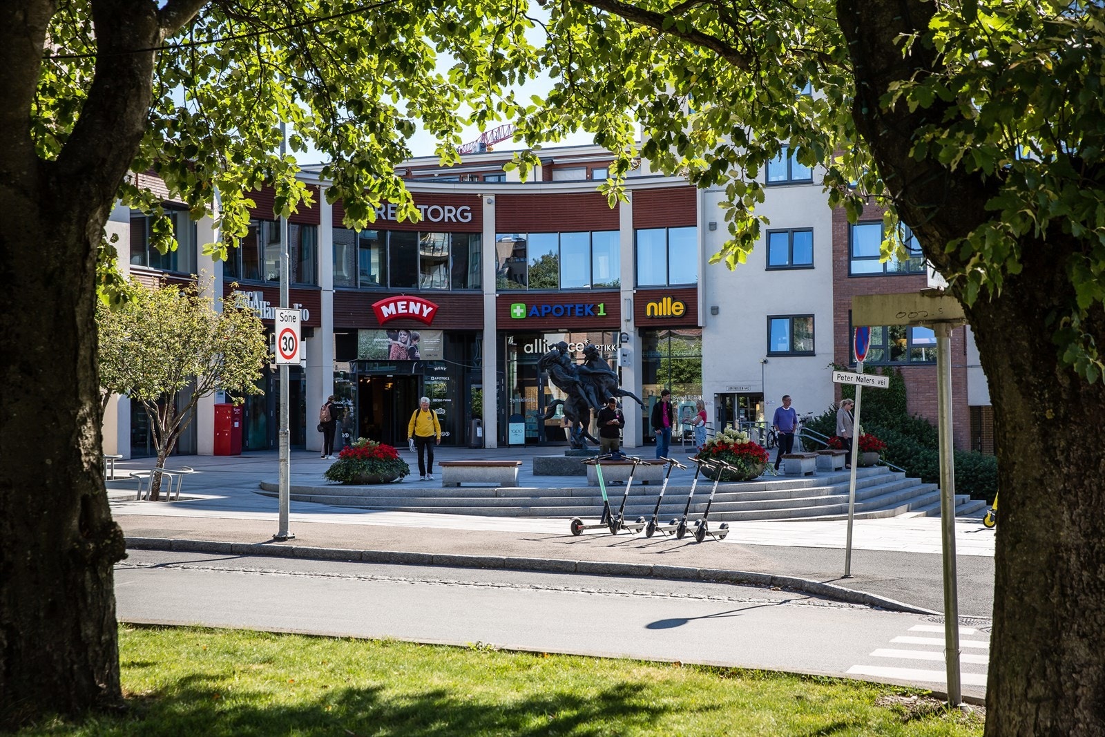 Eneboligen ligger nært Løren som har et variert servicetilbud Galleribilde