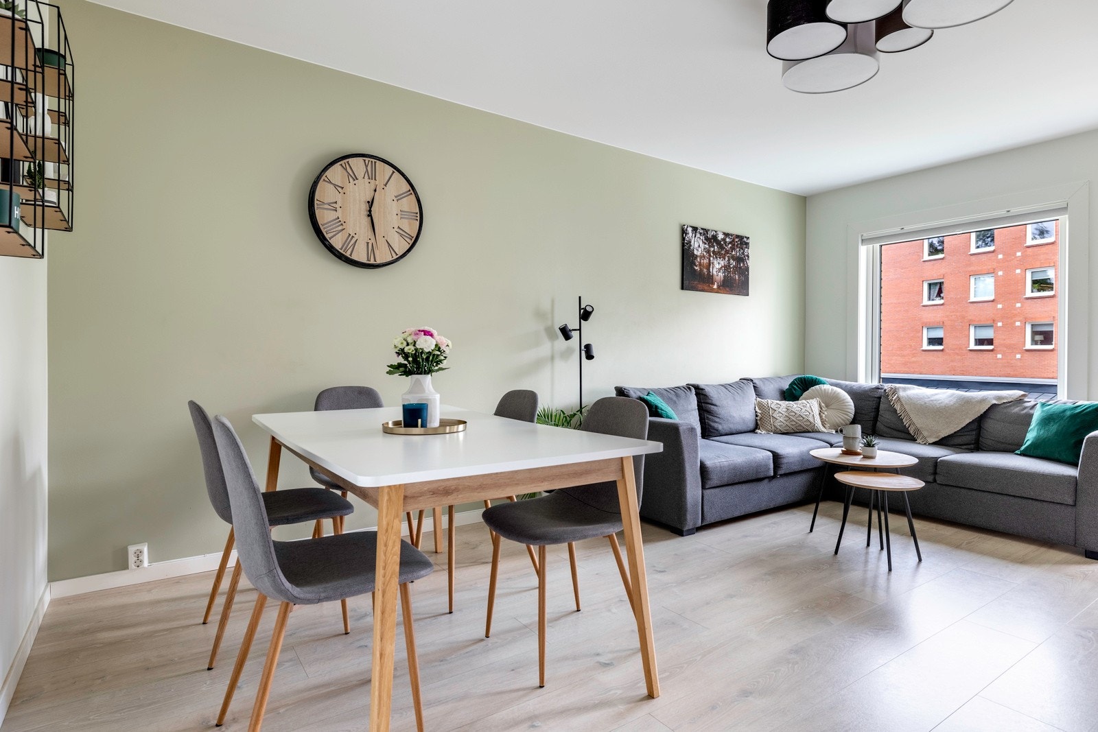 Godt med plass til spisestue og sofagruppe Galleribilde