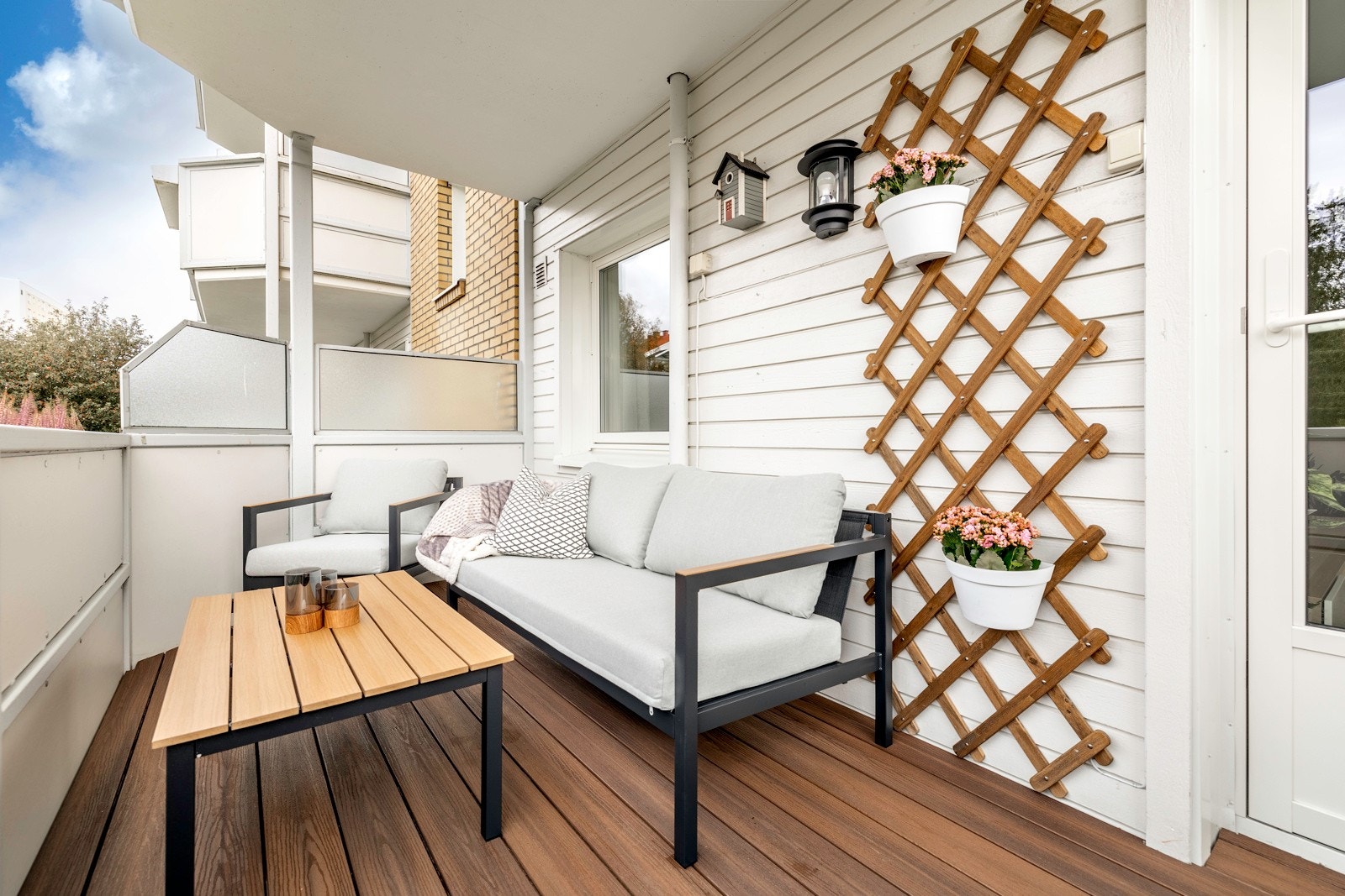 Solrik vestvendt overbygget balkong på 8 m² med nye terrassebord i kompositt Galleribilde