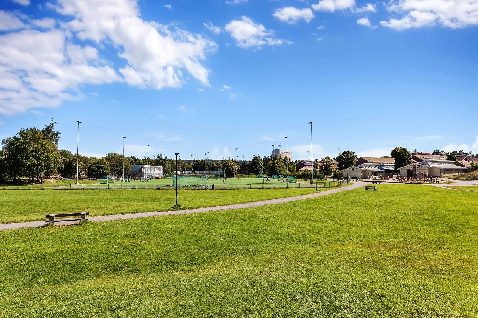 Lambertseter kunstgressbane og Lambertseter Stadion kun noen hundre meter nordover Galleribilde