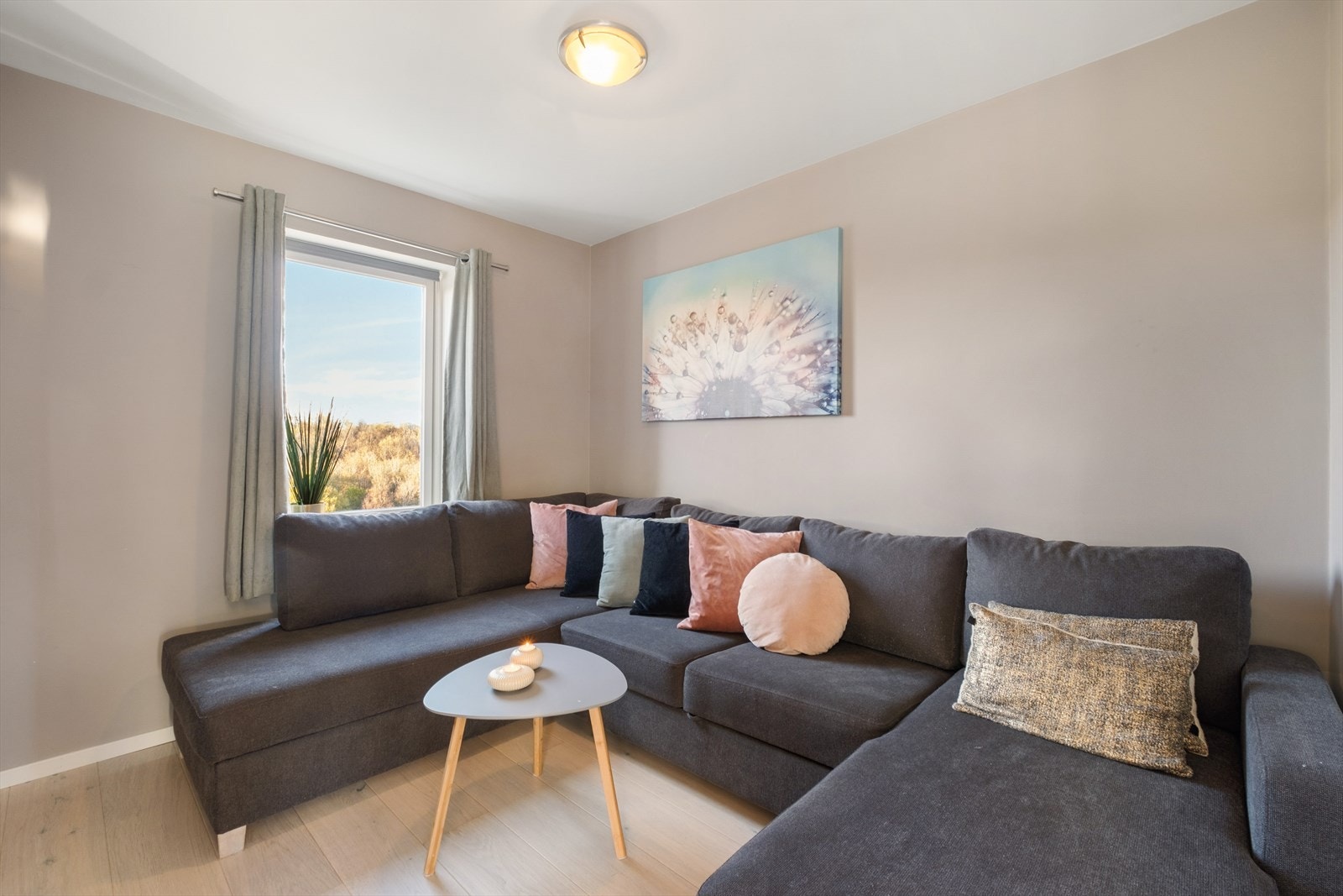 Totalt 4 soverom i boligen. Her fra soverom i 2.etg - i dag bruk som gjesterom/tv-stue Galleribilde