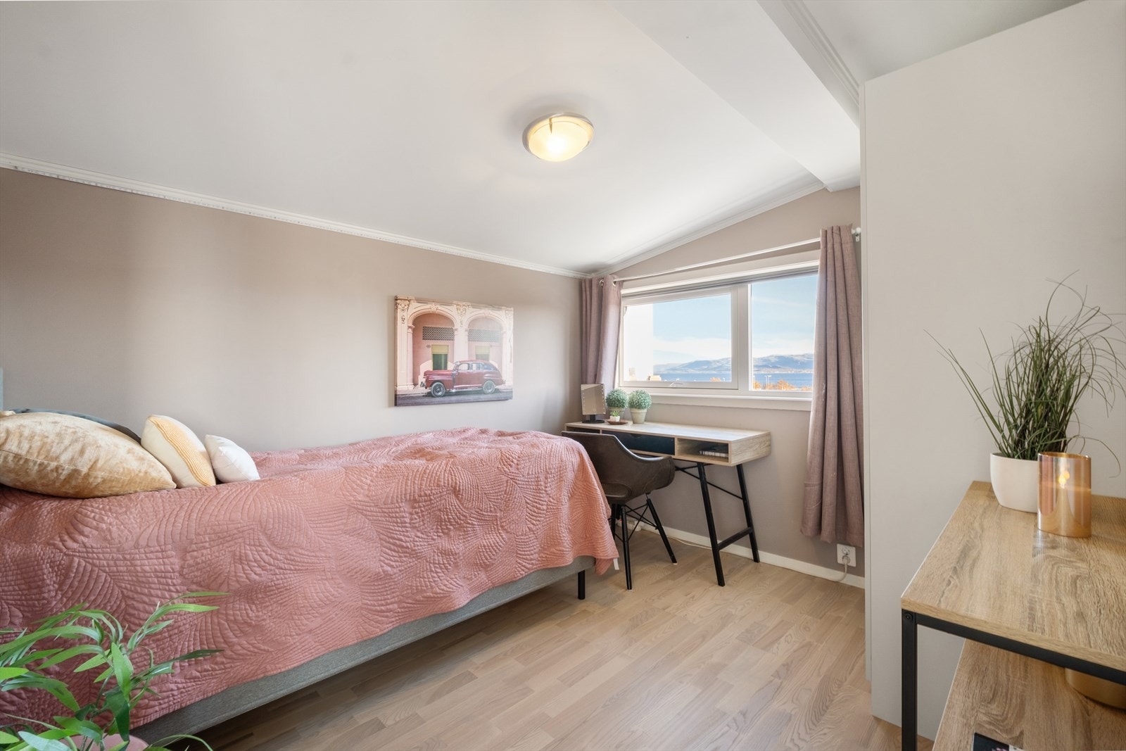 Medfølgende garderobeskap på alle soverom i 3.etg. Galleribilde