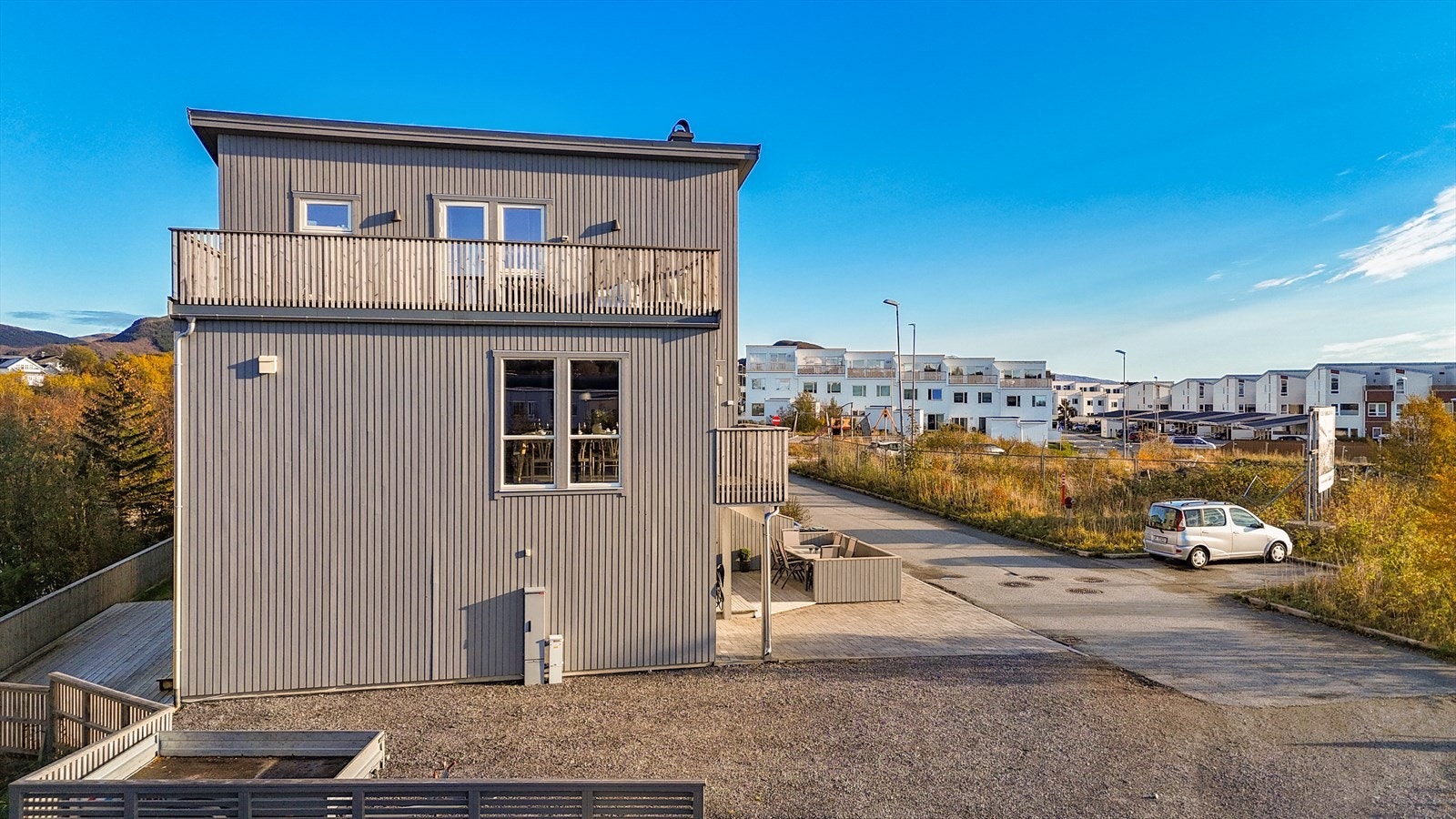 Stor platt montert på boligens bakside Galleribilde