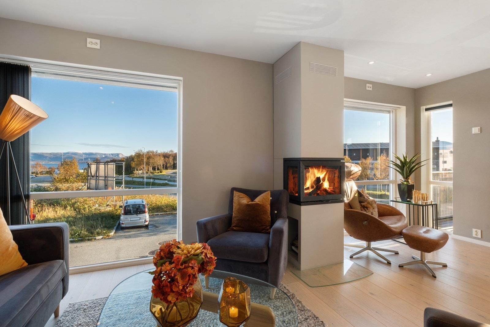 Moderne standard med 1-stavs parkett og listefrie overganger rundt vinduer og vegg/himling i denne etasjen Galleribilde