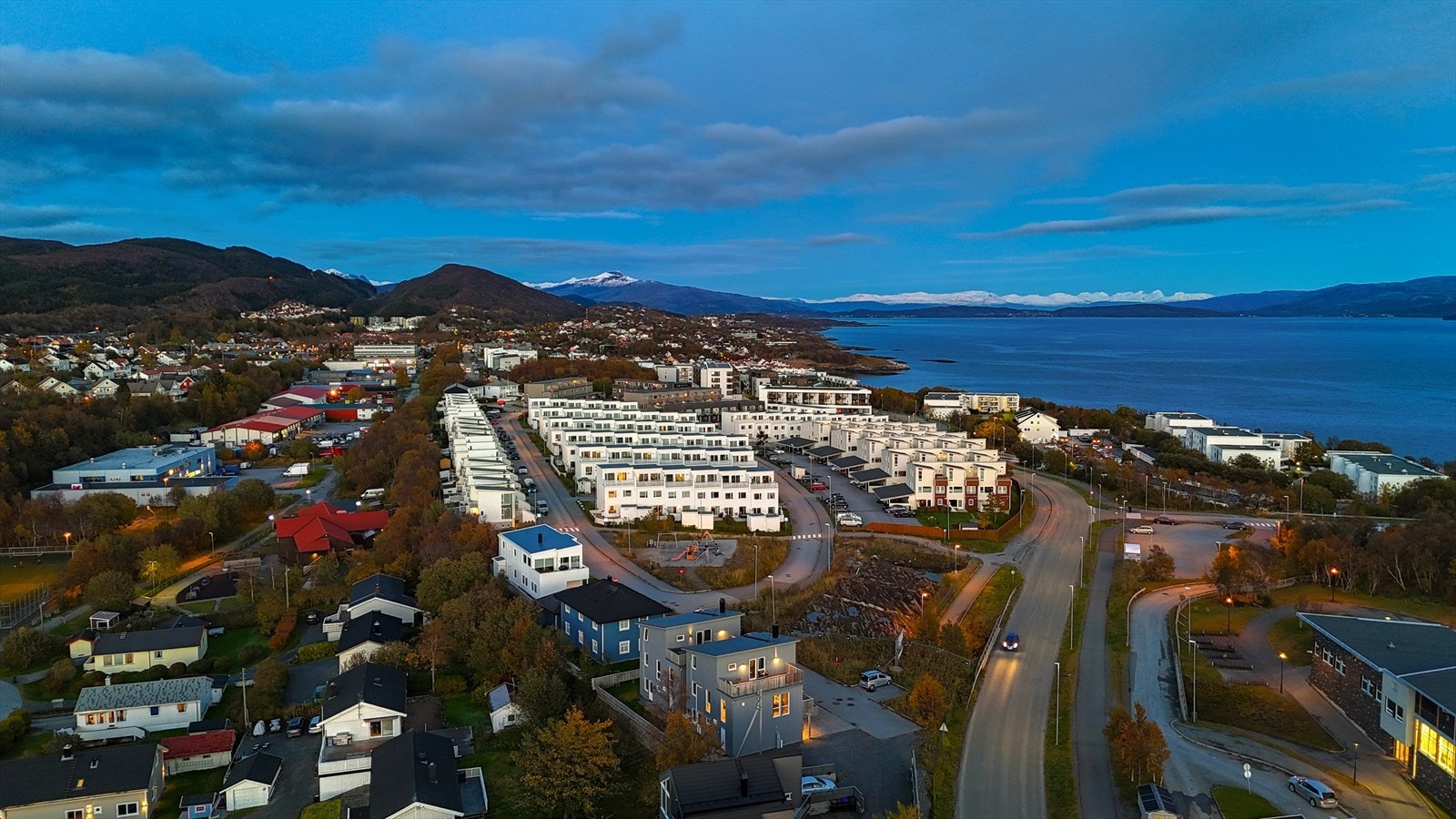 Kort vei til busstopp, skole, barnehager, butikk med søndagsåpent, turområeder m.m. Galleribilde