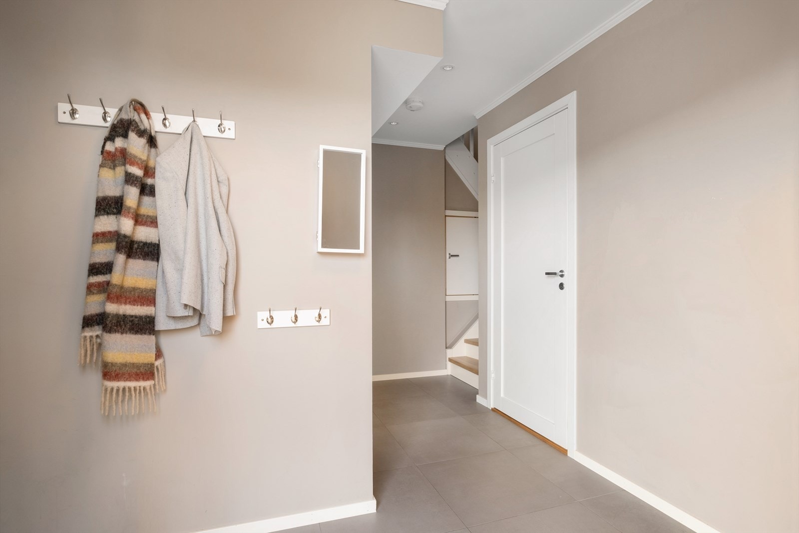 Entre hall er flislagt med 60*60 fliser og har varme i gulv. Luke i bakkant av bildet til lagring under trapp. Bad til høyre i bildet Galleribilde