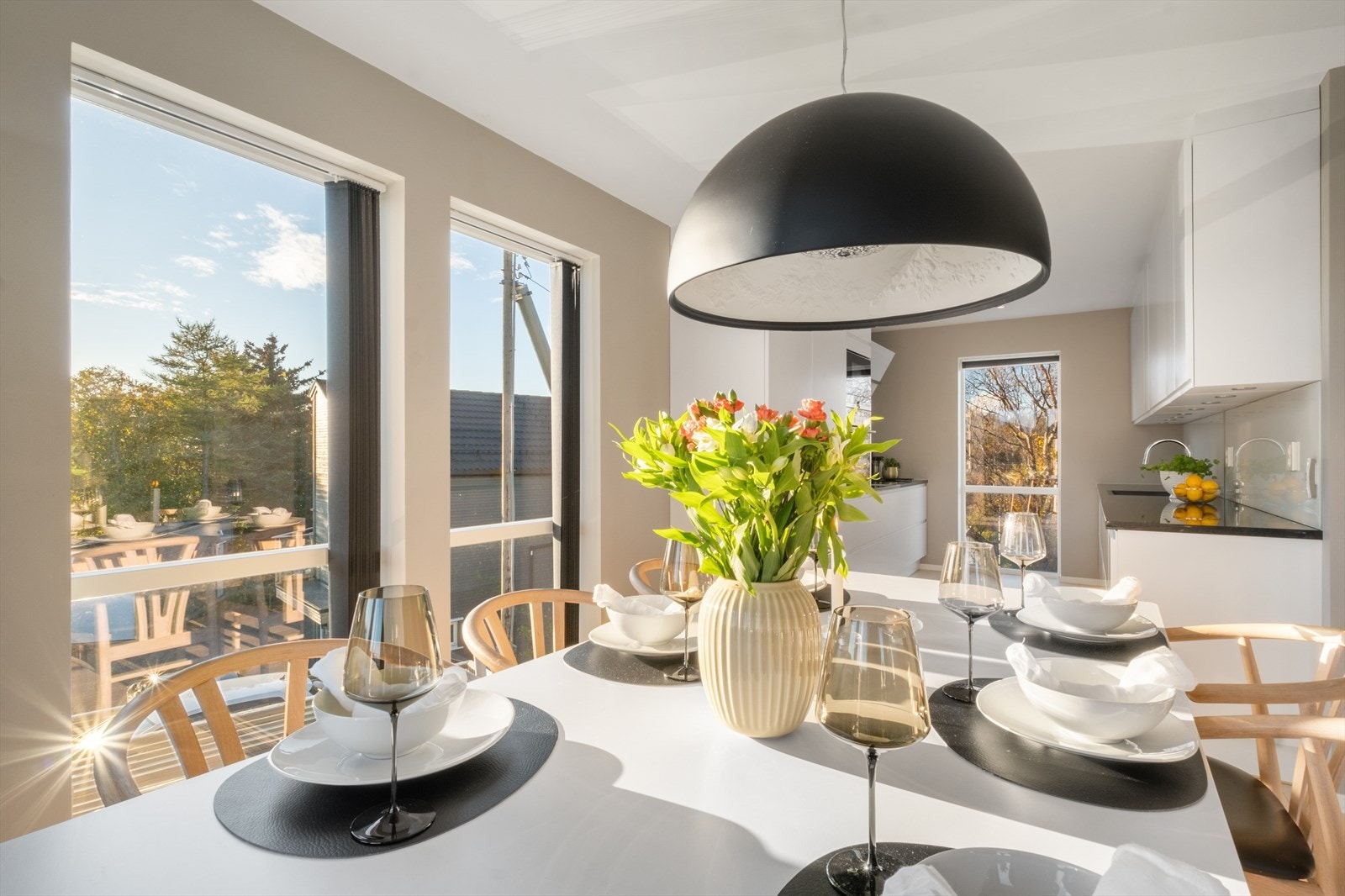 Alle vinduer har solavskjerming, samt de store vinduer mot sør har montert utvendige screens Galleribilde