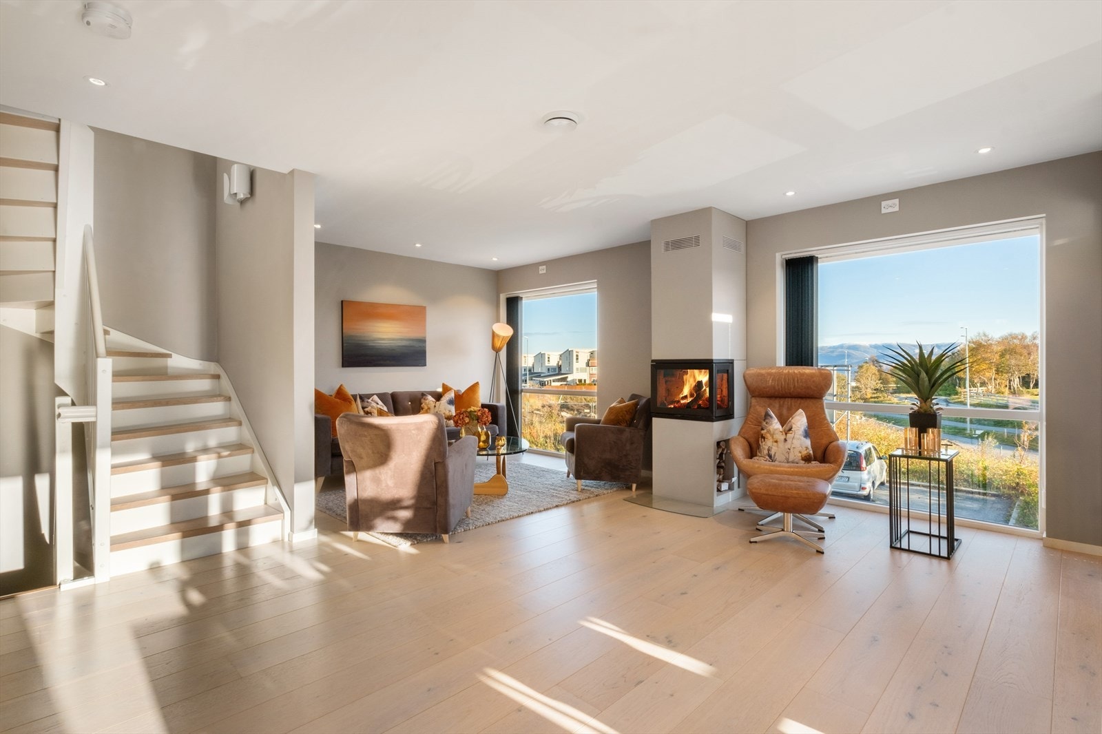 Stuen har store vindusflater som sørger for rikelig med naturlig lys Galleribilde