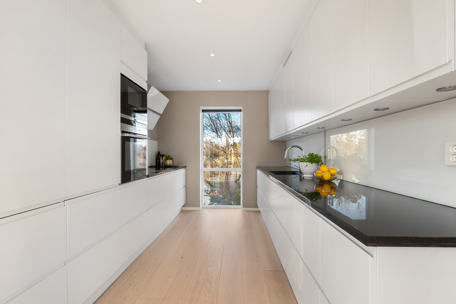 Montert glass mellom benk og overskap Galleribilde