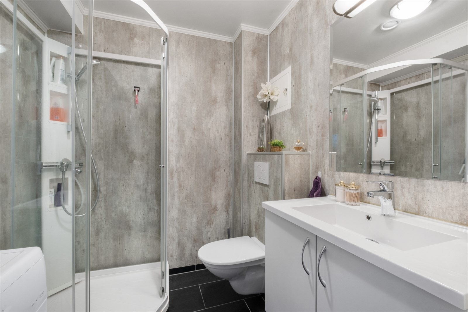 Bad med flis på gulv, våtromsplater på vegg Galleribilde