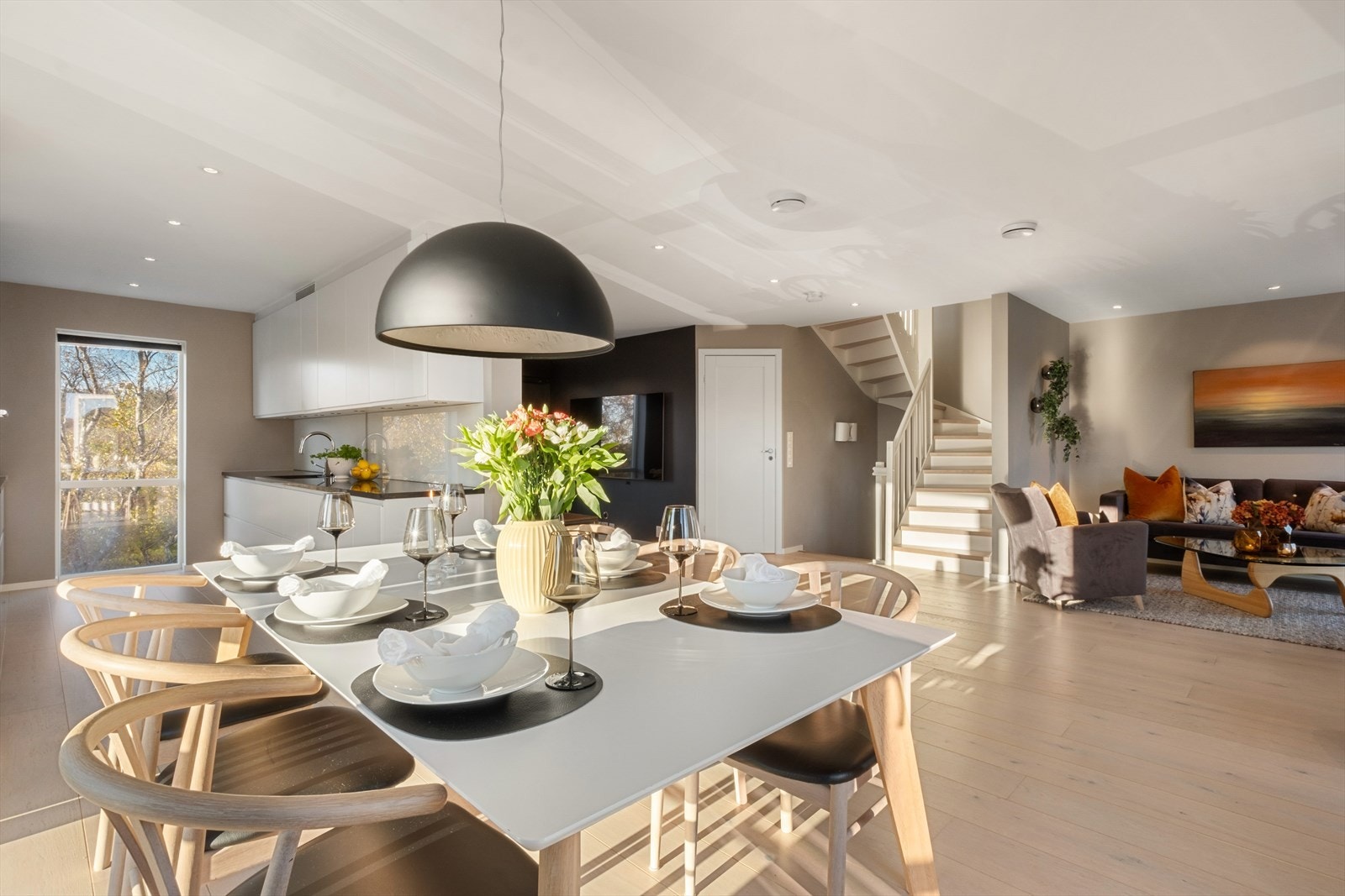 Utstrakt bruk av av downlights i boligen. Galleribilde