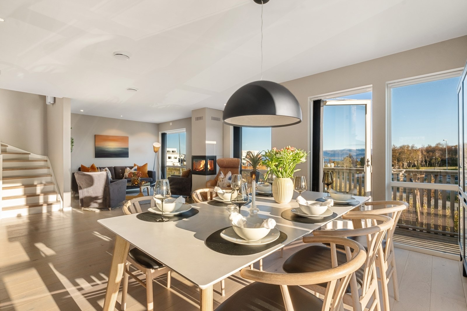 Det er gode møbleringsmuligheter i etasjen. I denne etasjen er det en liten luftebalkong mot sør. Galleribilde