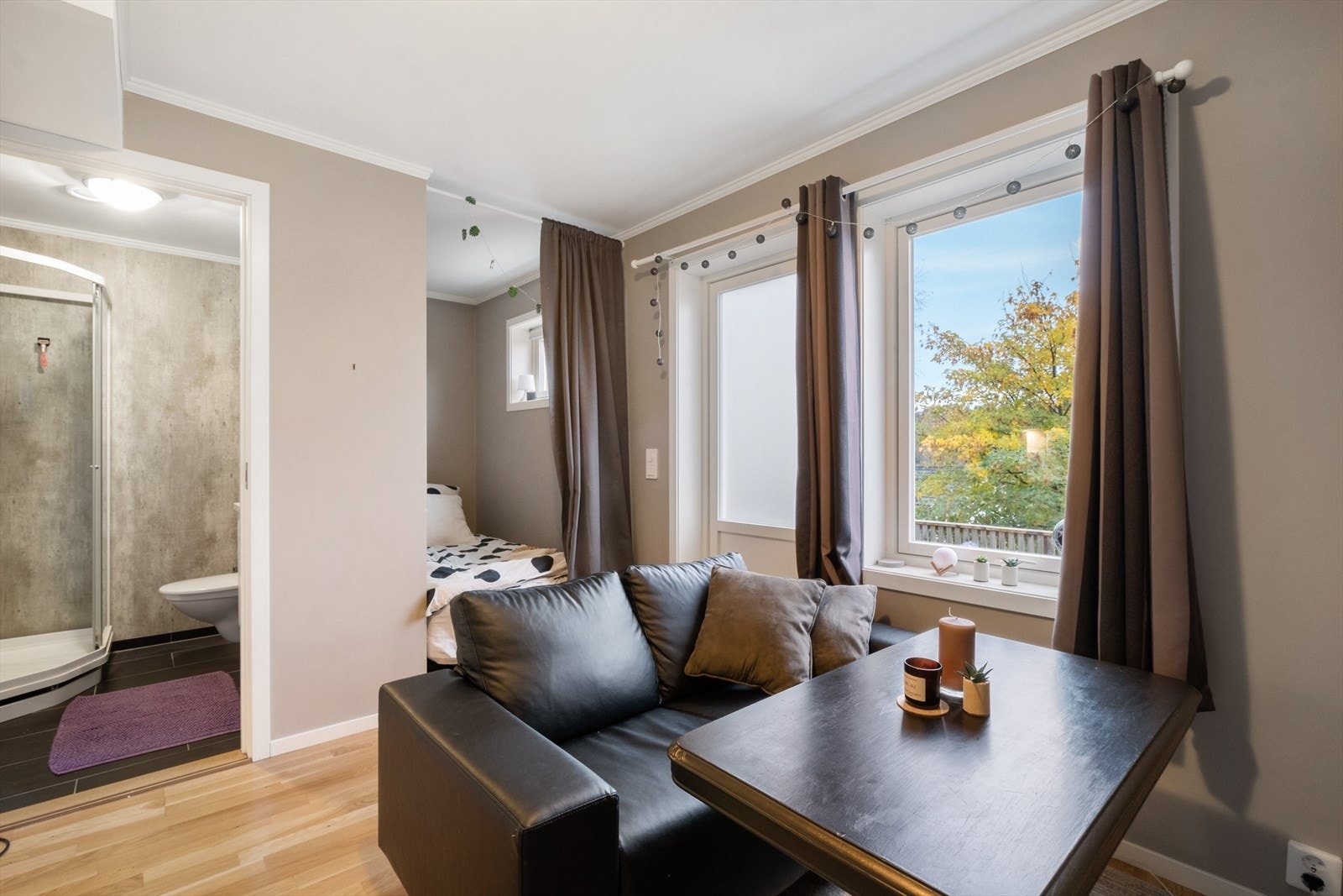 Inngang til utleiedel fra baksiden, sovealkove i bakgrunnen Galleribilde