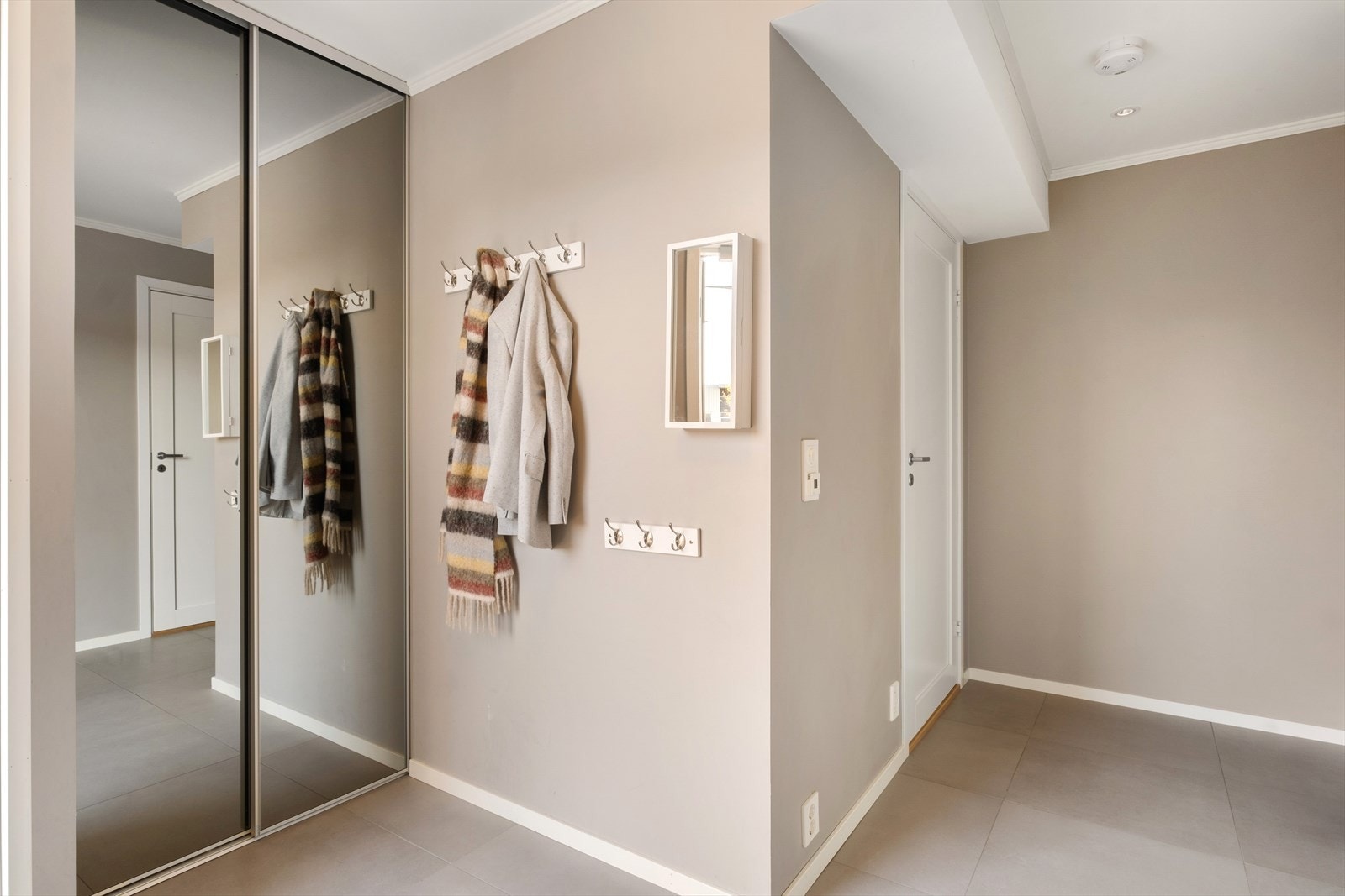 Skyvedørsgarderobe med speilfront godt med plass til både sko og yttertøy, vaskerommet finner vi lett tilgjengelig til venstre i bildet Galleribilde