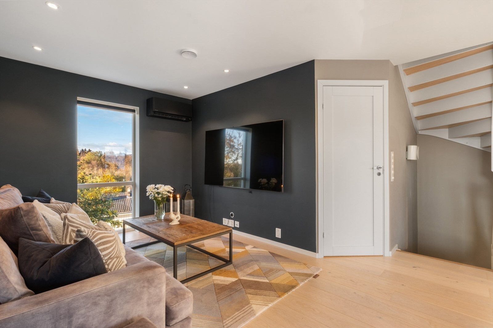 Varmepumpen er montert i hjørnet i tv-stuedelen. God utsikt også mot nord Galleribilde