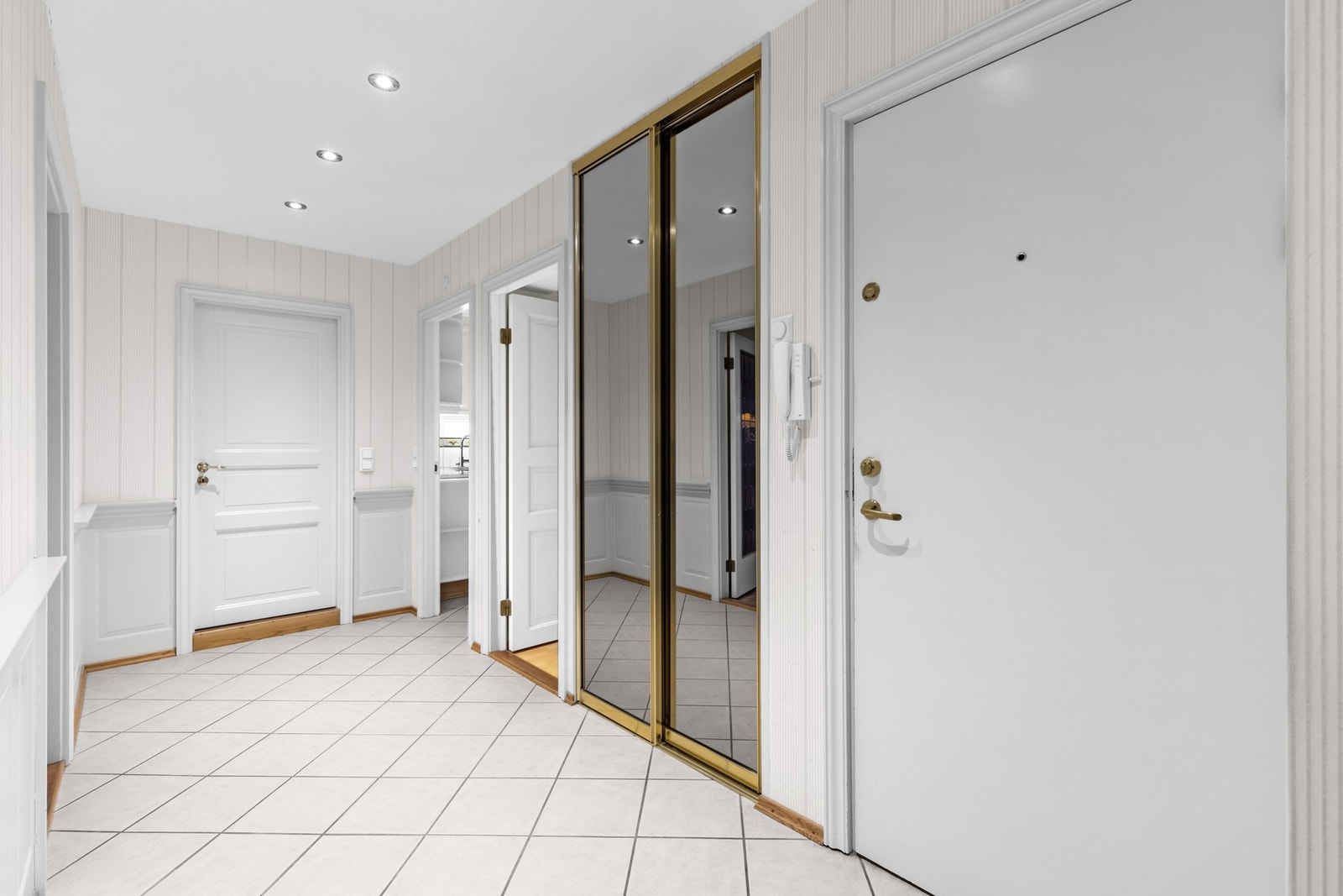 Velkommen inn! Entréen er romslig og lys med god plass til oppbevaring. Praktisk skyvedørsgarderobe. Galleribilde