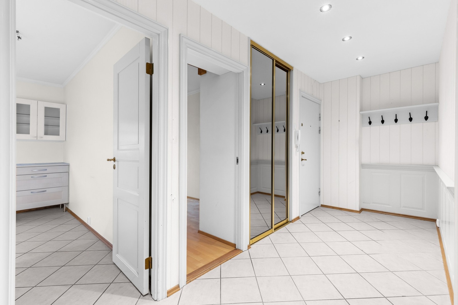 Her venter et godt førsteinntrykk deg. Entréen er svært romslig og fungerer som et godt bindeledd til resten av leiligheten. Galleribilde