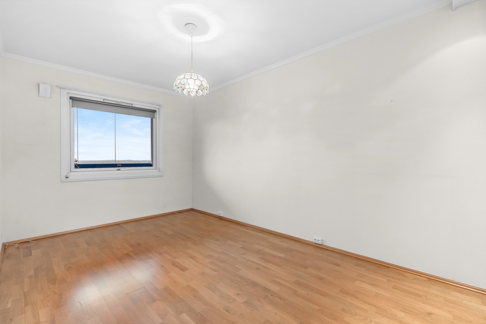 Boligen har to romslige soverom som ligger i hver sin ende. Begge rommene har plass til dobbeltseng, og det ene rommet har en stor, medfølgende skyvedørsgarderobe som har plass til bekledningen din. Galleribilde