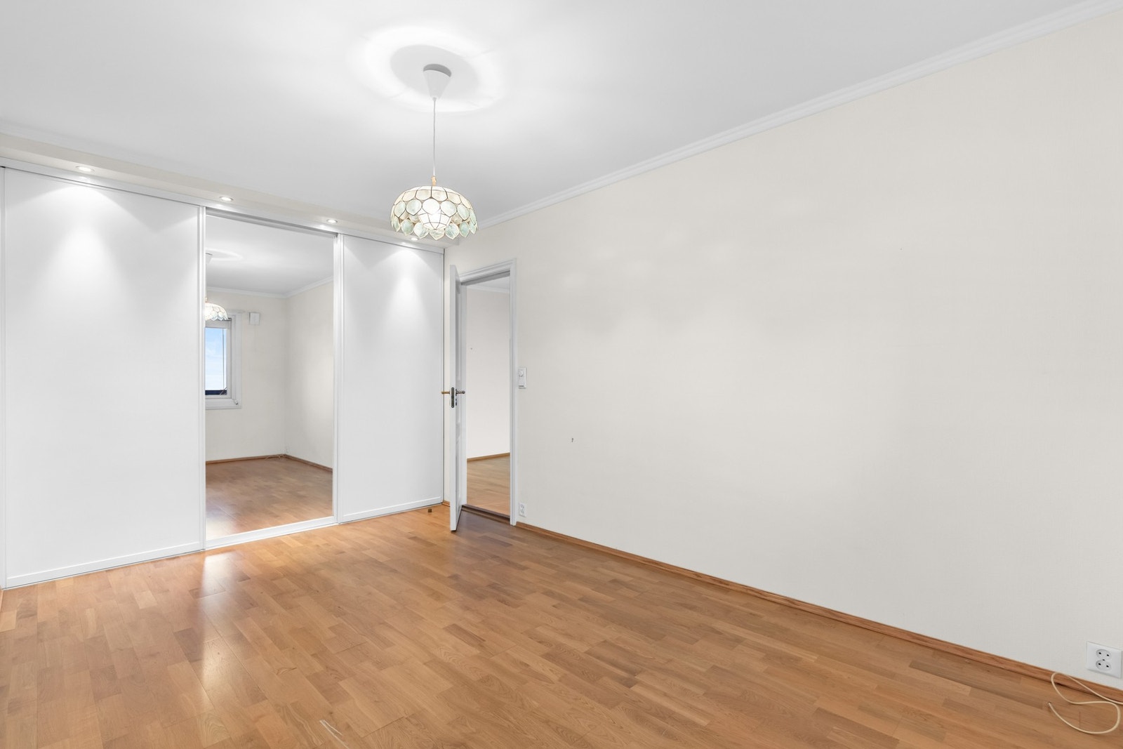 Garderobeløsningen strekker seg langs hele kortveggen. Galleribilde