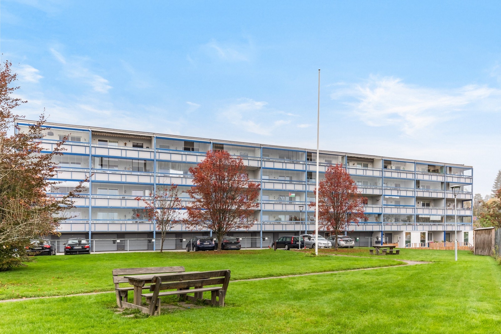 Borettslaget har pent opparbeidede fellesarealer med store grøntarealer, lekeplasser og sittegrupper. Galleribilde