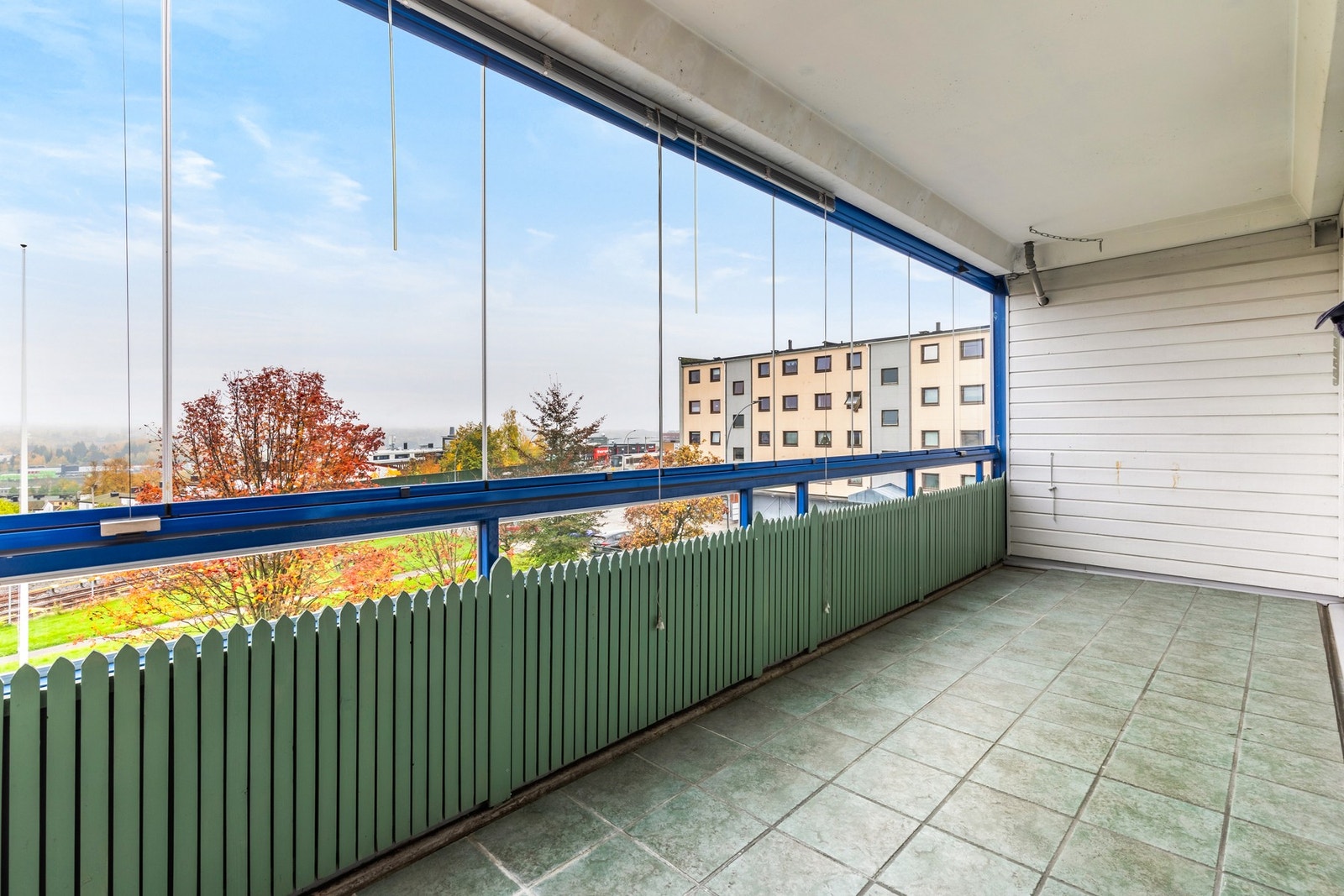 Velkommen til Hubroveien 6B! - Solrik, innglasset balkong hvor innglasseringen kan åpnes og lukkes helt. Galleribilde