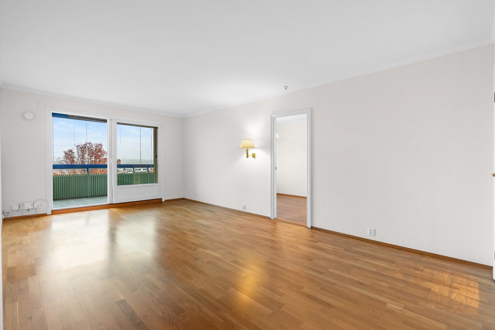 Leiligheten fremstår med noe moderniseringsbehov, men er godt ivaretatt og vedlikeholdt. Det er bl.a. bytter gulv i stue i 2016 og malte overflater i 2021. Galleribilde