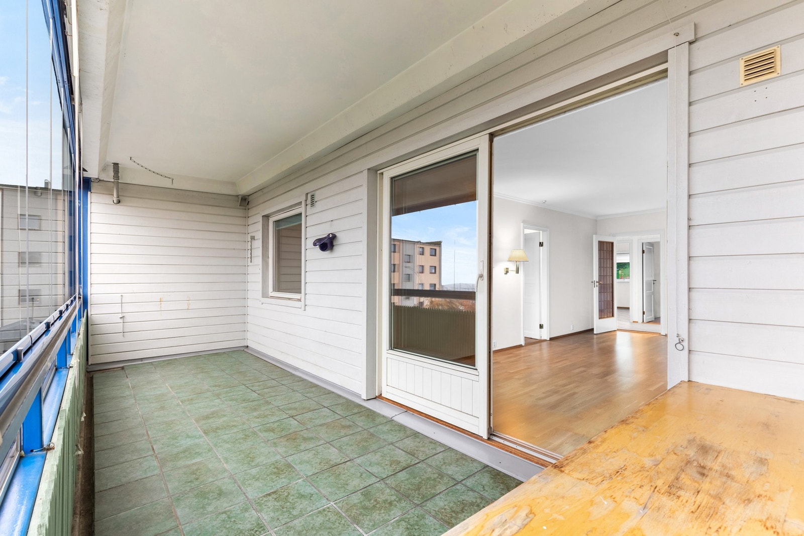 Innglasseringen kan åpnes og lukkes helt - dette gjør den til en forlengelse av stuen store deler av året. Galleribilde