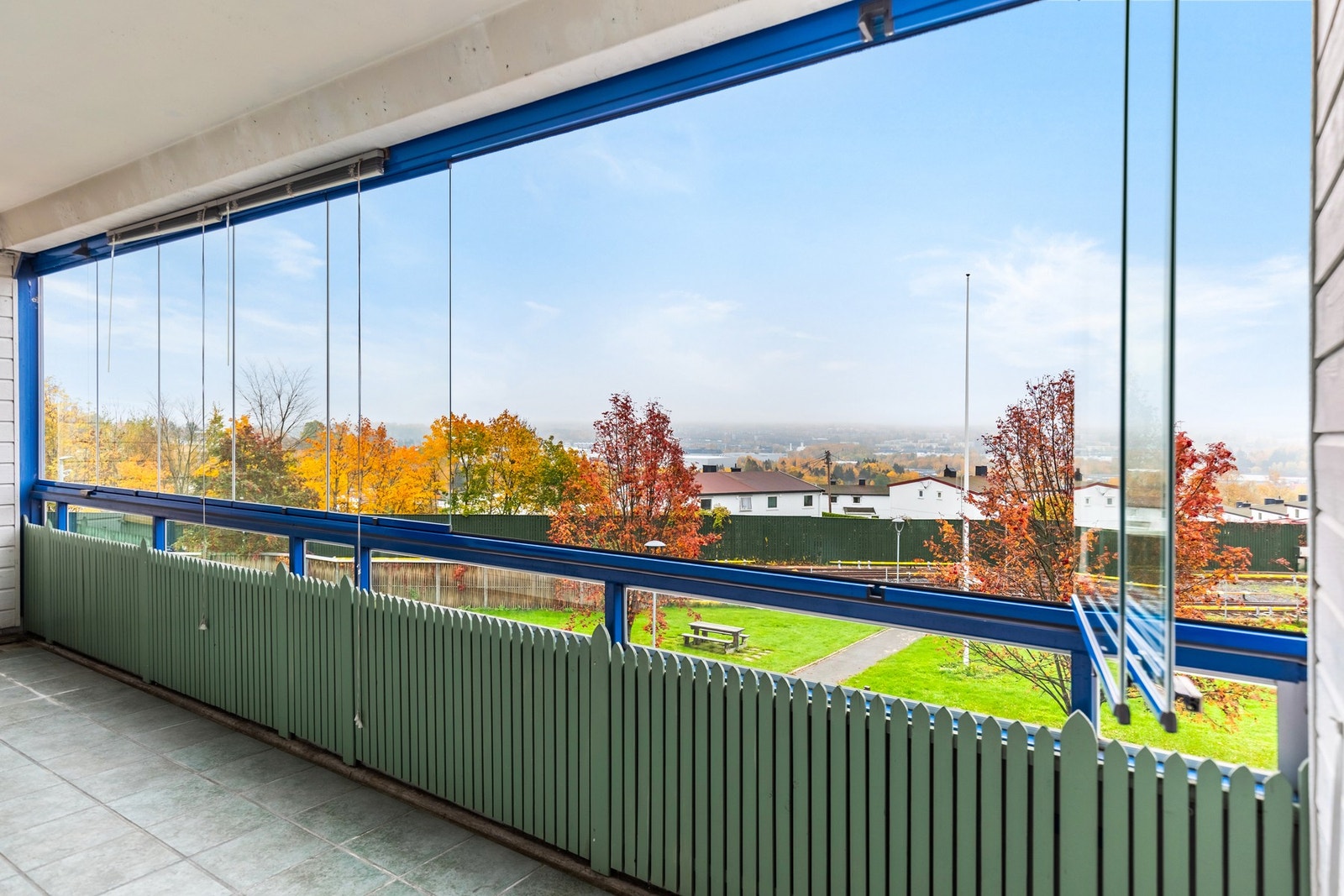 Balkongen har tilgang fra stuen som bidrar til ekstra mye lys inn til leiligheten. Galleribilde