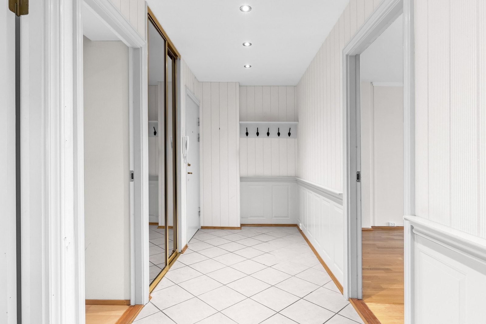 Flislagt entré holdt i et lyst fargevalg som også er gjennomgående for resten av leiligheten. Galleribilde