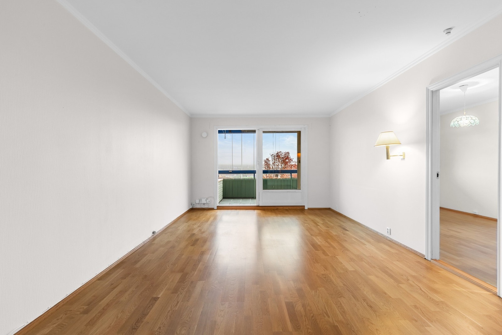 Stuen har god plass til romslige sofa- og medieløsninger samt eget spisebord. Galleribilde