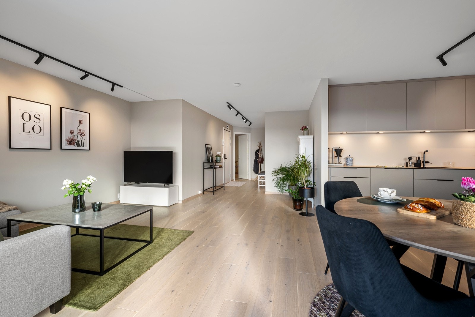 Fra terrassen mot stuen, kjøkkenet og entréen. Galleribilde