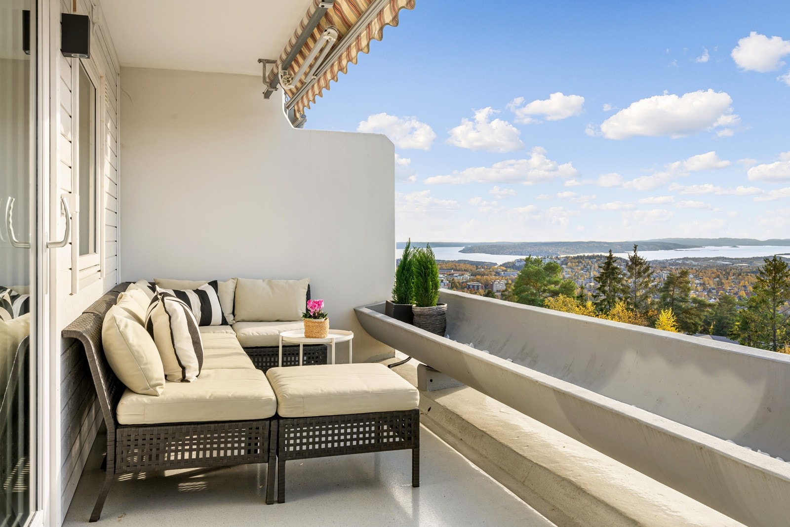 Solrik terrasse på 11 m2 med markise og en utsikt som må oppleves for det rette inntrykk. Galleribilde