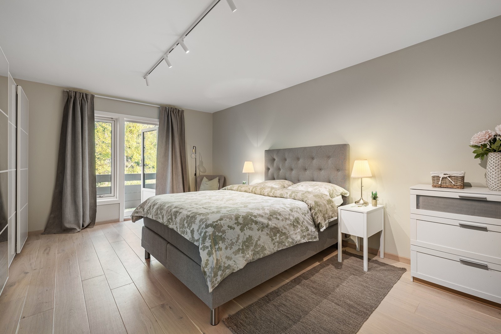 Meget romslig soverom 2 (hovedsoverom) med nydelig 1-stavs parkett og slette veggflater. Galleribilde