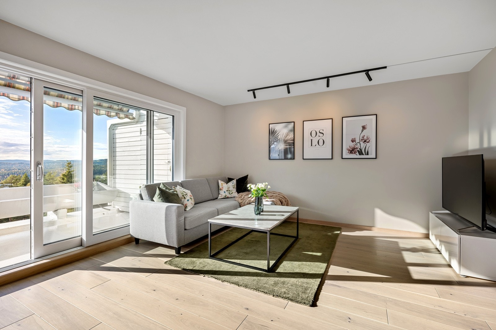 Velkommen inn igjen. Det er gulvvarme i entréen, stuen og kjøkkenet. Gulvvarmen og takbelysningen er APP-styrt. Galleribilde