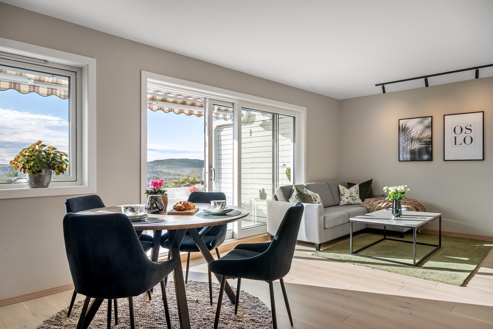 Overflatene består av en nydelig 1-stavs parkett og helsparklede/malte vegger. Galleribilde