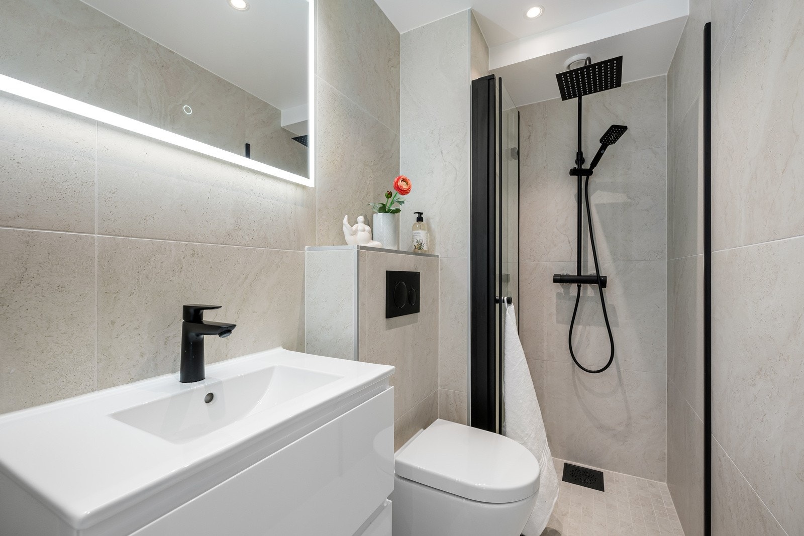 Leiligheten har 2 stk totalrenoverte bad. Begge badene er delikat oppusset med moderne baderomsmøbler, dusj, vegghengt wc og detaljer i sort finish. Gulvvarme. Galleribilde